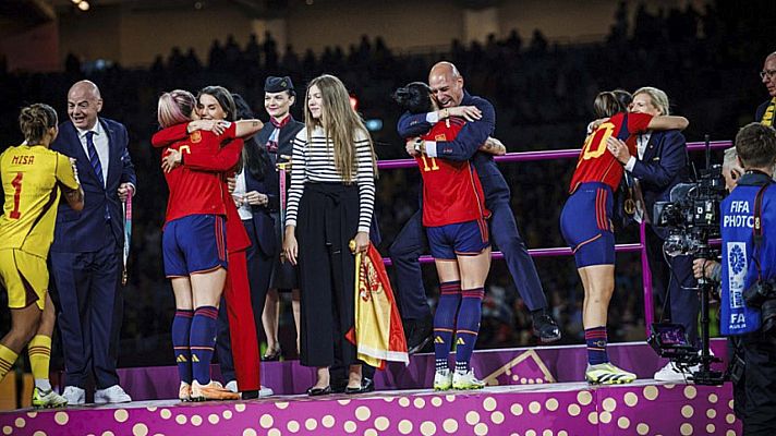 Telediario Fin de Semana - Cruce de comunicados entre Luis Rubiales y Jenni Hermoso