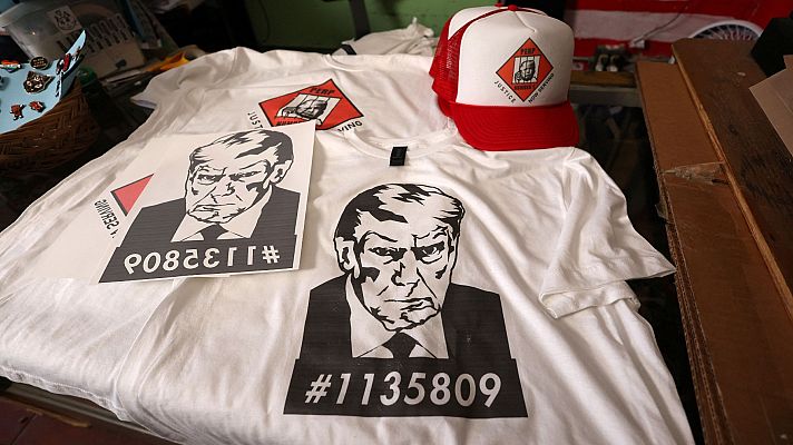 Telediario Fin de Semana - La foto de Trump fichado es histórica y ya se ha vuelto un fenómeno de ventas