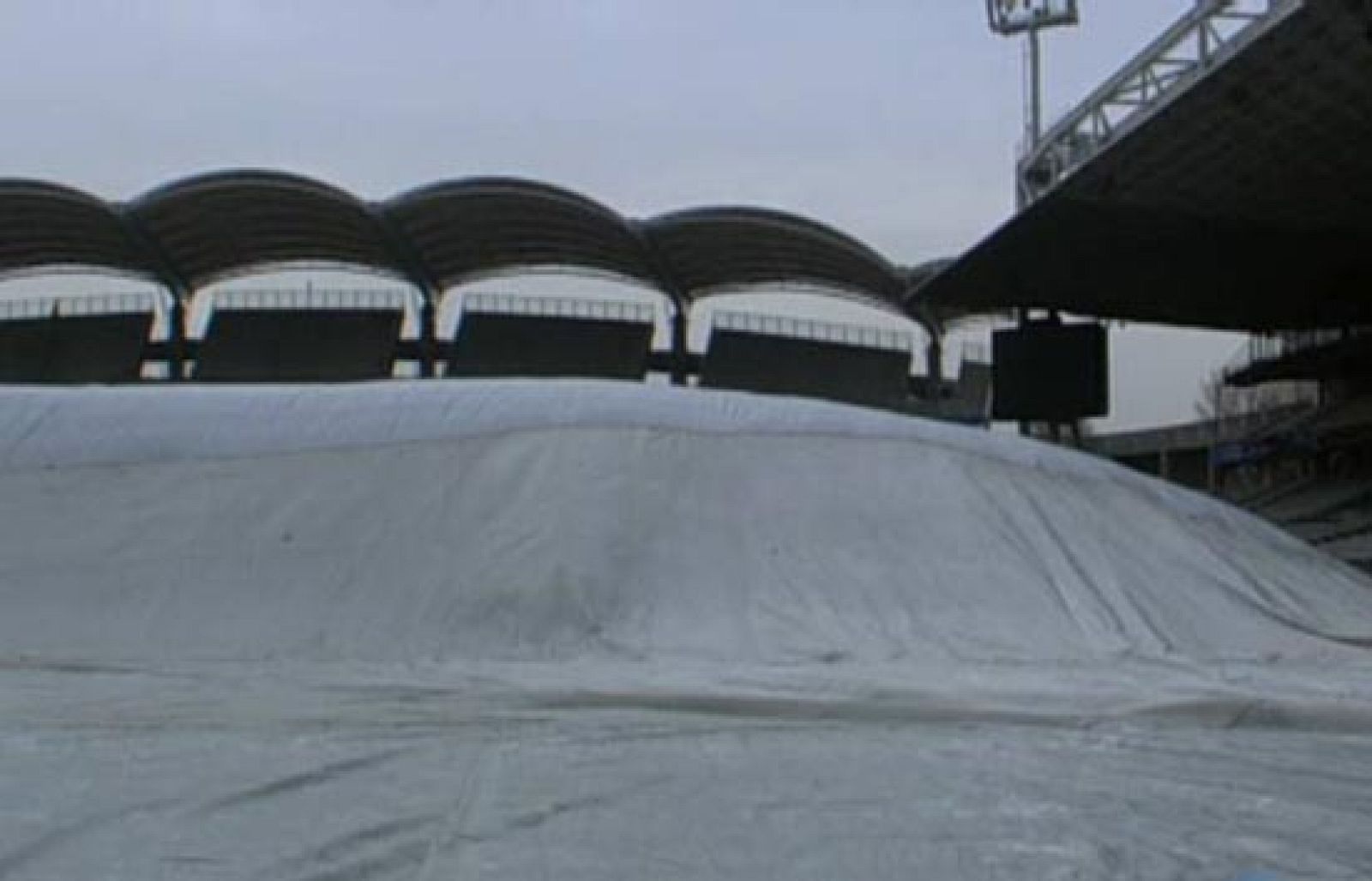 El Olympique mima el césped de Gerland - Champions League | Ver
