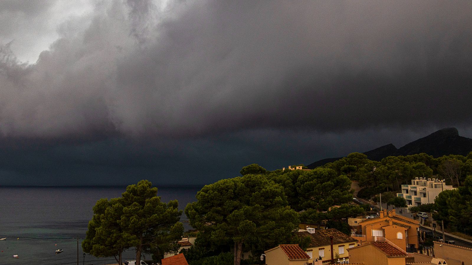 El temporal de lluvia, viento y granizo deja varios heridos en la Península