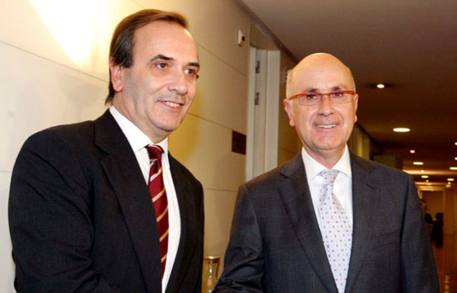 El PSOE inicia con CiU la ronda de contactos para buscar un pacto contra la crisis | Ver