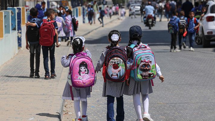 Telediario 2 - Los escolares de Gaza vuelven a las clases con la incertidumbre de no saber si podrán acabar el curso