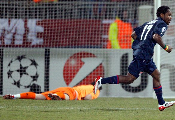 Champions League - Golazo de Makoun (1-0)