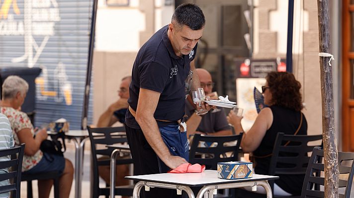 Telediario 1 - Agosto cierra con 185.385 empleos menos y 24.826 parados más por el fin del verano