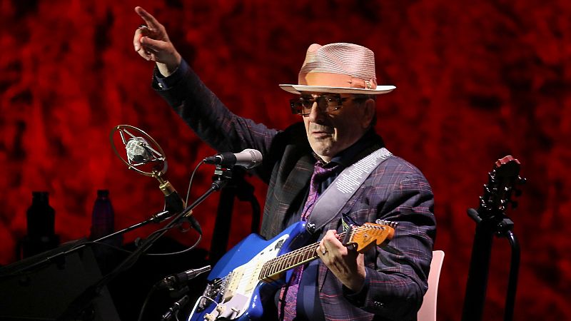 Elvis Costello, toda una leyendo del rock, está de gira por España y tiene previsto un concierto este martes en Barcelona.