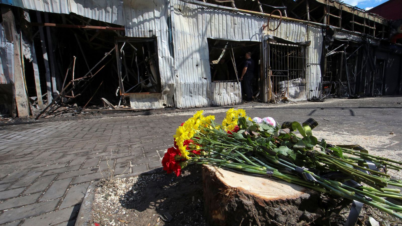 Los vecinos limpian los destrozos del ataque ruso al mercado de Kostiantinivka