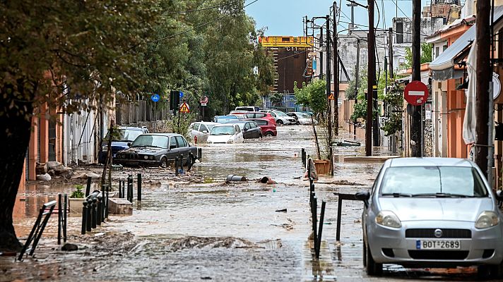 Telediario 1 - Los equipos de emergencias, desbordados por las inundaciones en Grecia