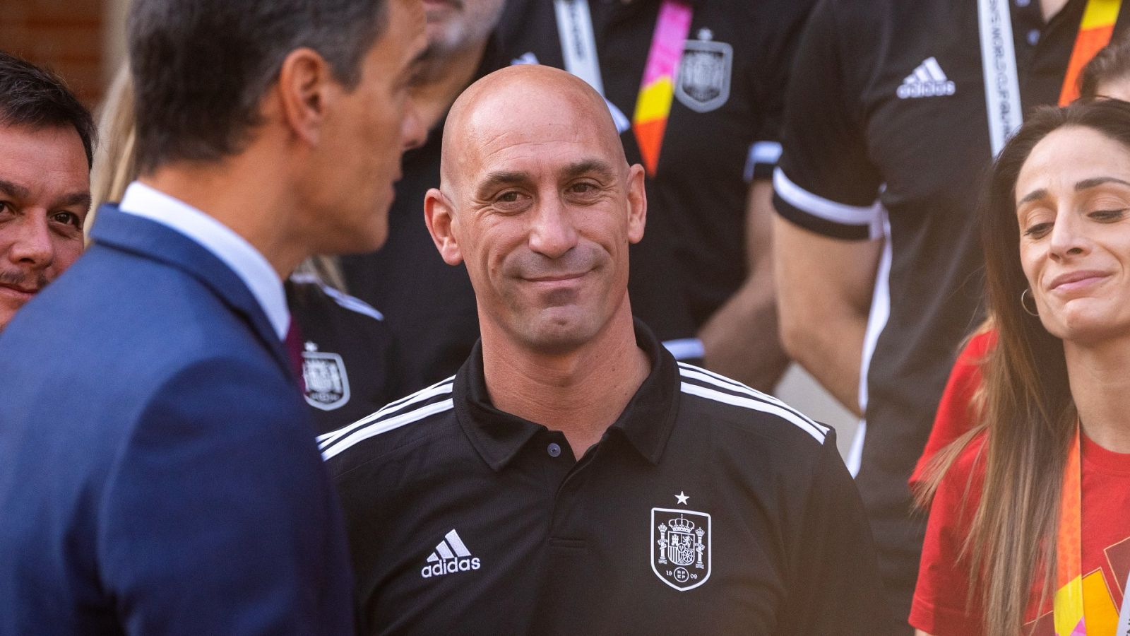 Rubiales dimite tras el beso no consentido a Jenni Hermoso | Ver