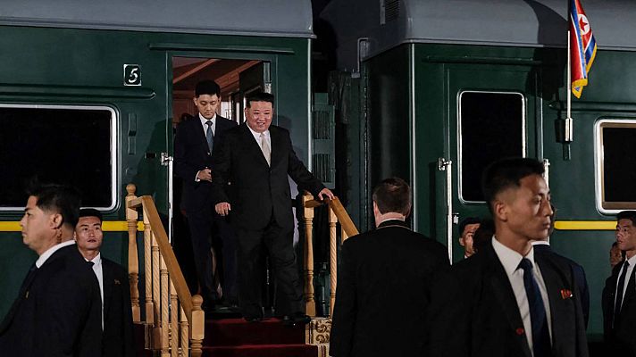 Telediario 1 - Kim Jong-un llega a Rusia, para su reunión con Putin, en un tren blindado con cristales tintados y lujosos vagones