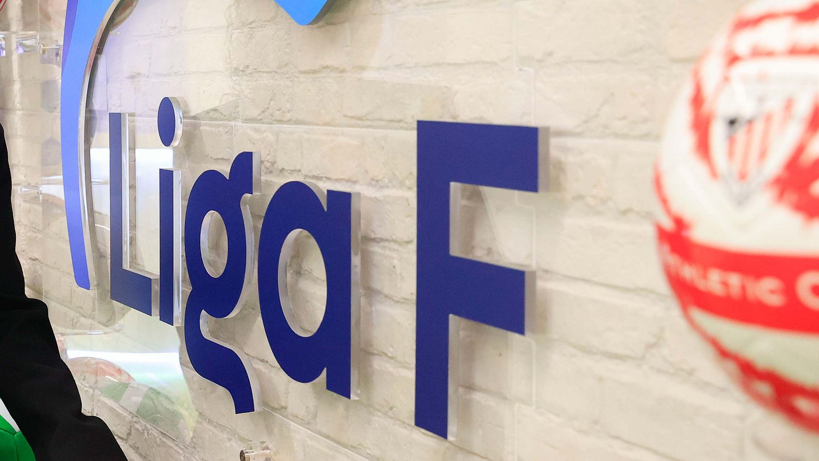 Sindicatos y patronal siguen sin acuerdos para desconvocar la huelga en la Liga F | Ver