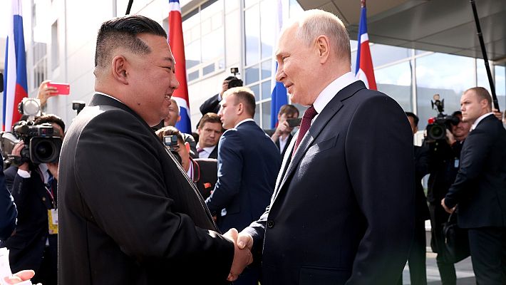 Telediario 1 - Kim Jong-un estrecha lazos con Putin en un esperado encuentro en Rusia