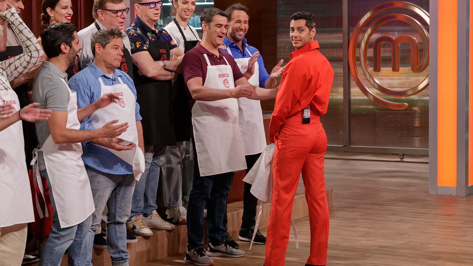 Eduardo Casanova rompe con sus miedos y se viste de rojo | Ver