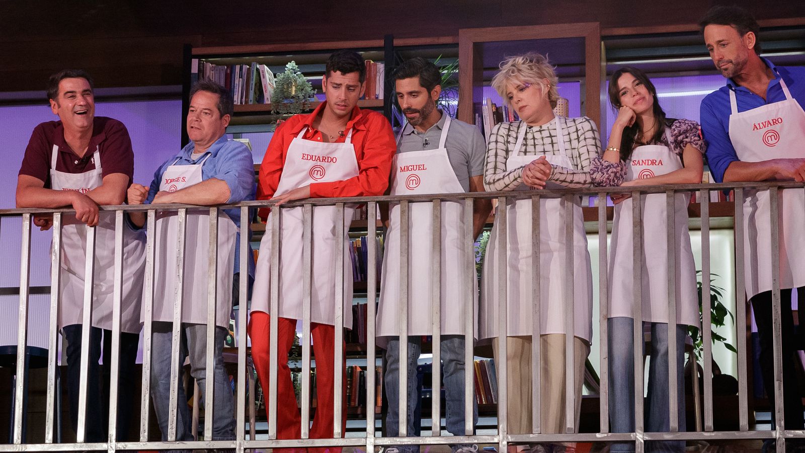 A Eduardo Casanova se le queda atascada la rodilla en la galería | Ver