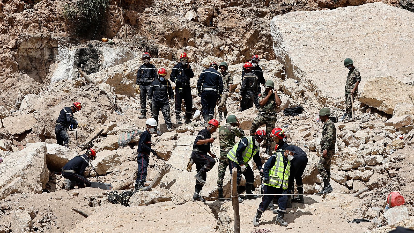 Los equipos de rescatistas empiezan a replegarse en Marruecos cinco días después del terremoto
