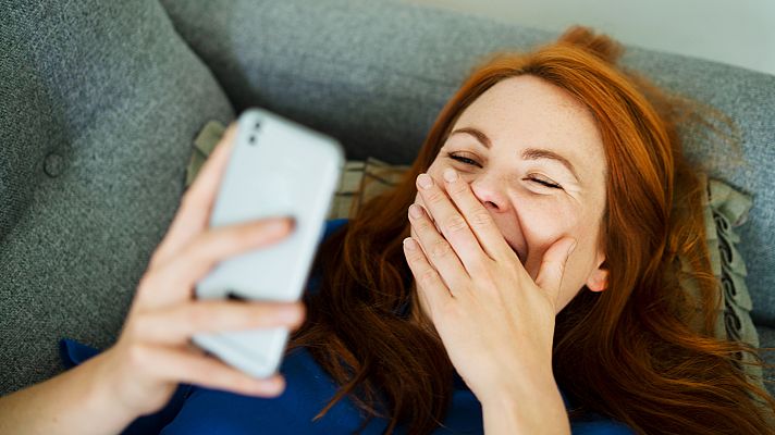 Telediario 1 - La inteligencia artificial aplicada al doblaje de voces arrasa en redes sociales