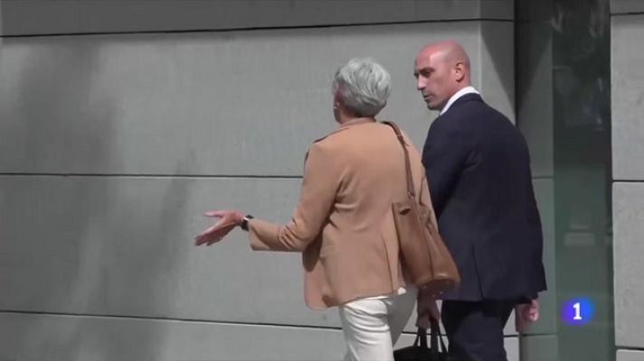 L'Informatiu - Ordre d'allunyament contra Rubiales pel petó a Jenni Hermoso