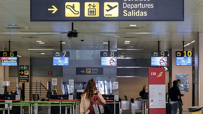 Telediario Fin de Semana - El aeropuerto de Ibiza suspende su actividad durante cuatro horas por un problema en un avión