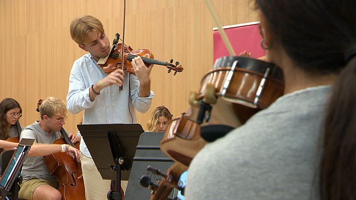 L'informatiu - Comunitat Valenciana - Ensayando con la Joven Orquesta Sinfónica de la FSMCV