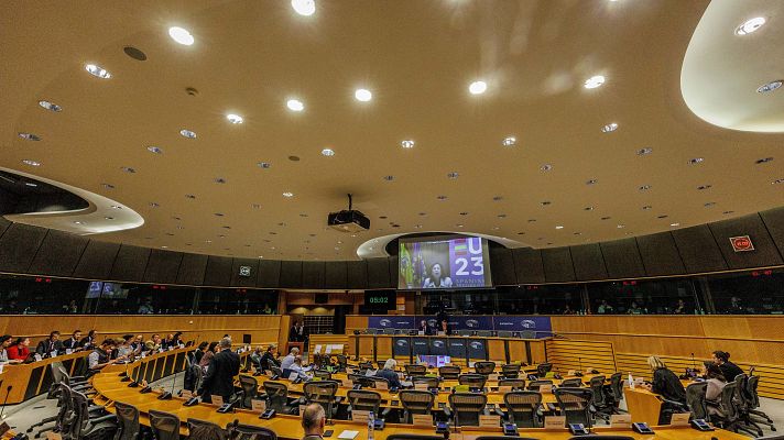 Telediario 2 - La UE aplaza la decisión sobre las lenguas cooficiales y España propone "priorizar" el catalán