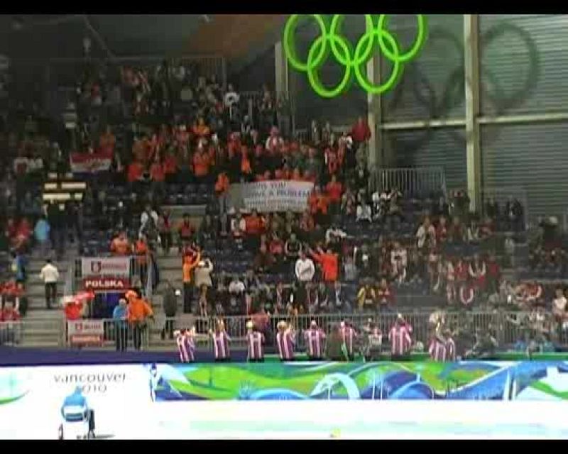 La banda holandesa Kleintje Pils ameniza las competiciones de patinaje de velocidad | Ver