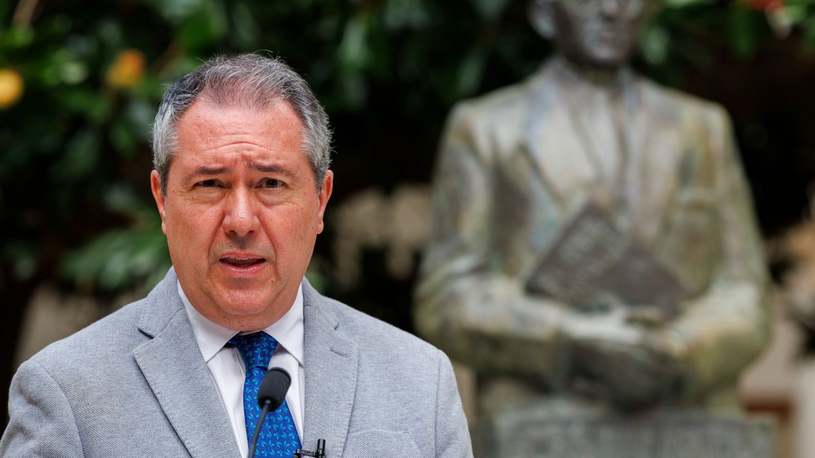 Espadas, secretario general del PSOE-A, no comparte las palabras de González y Guerra : "No es el momento para hacerlas"