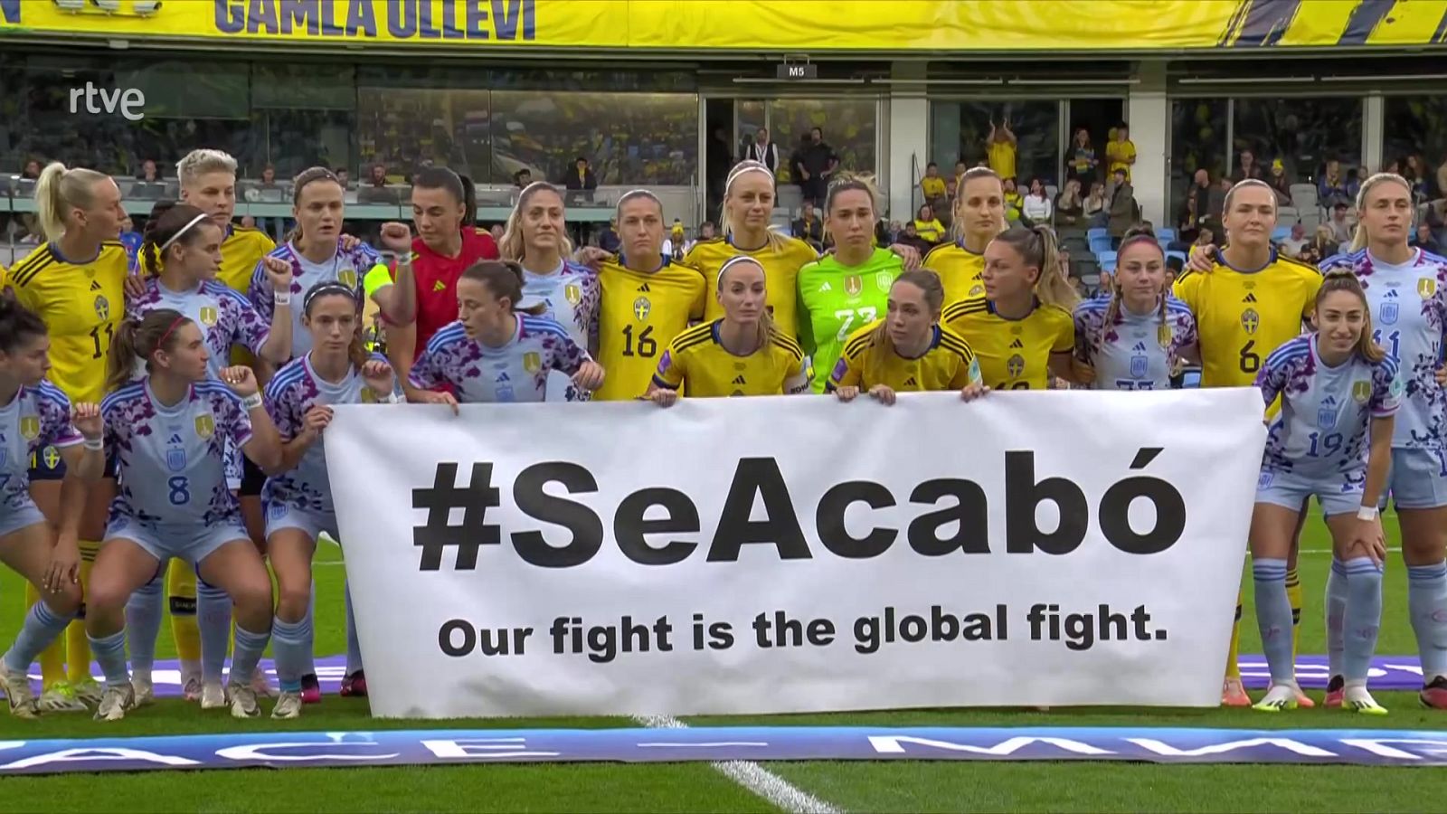 #SeAcabó: España y Suecia salieron con una pancarta conjunta para apoyar la lucha de la selección