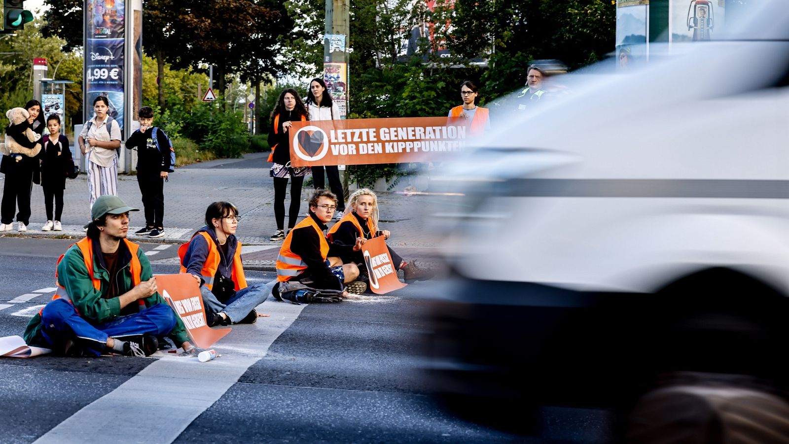 Activistas sientan en el banquillo a 32 países por su inacción climática | Ver