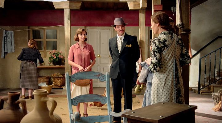 Salón de té La Moderna - Íñigo visita la corrala y conoce a la familia de Matilde