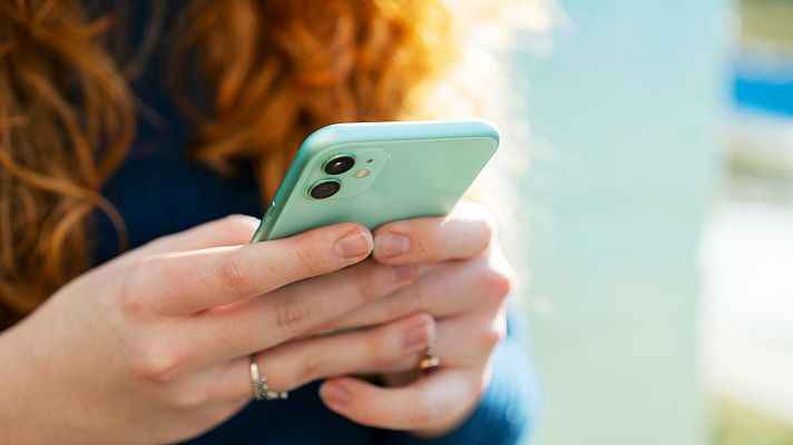 Telediario 1 - Uso del WhatsApp en el trabajo: Tiene que haber un motivo para que tus jefes puedan espiar los mensajes