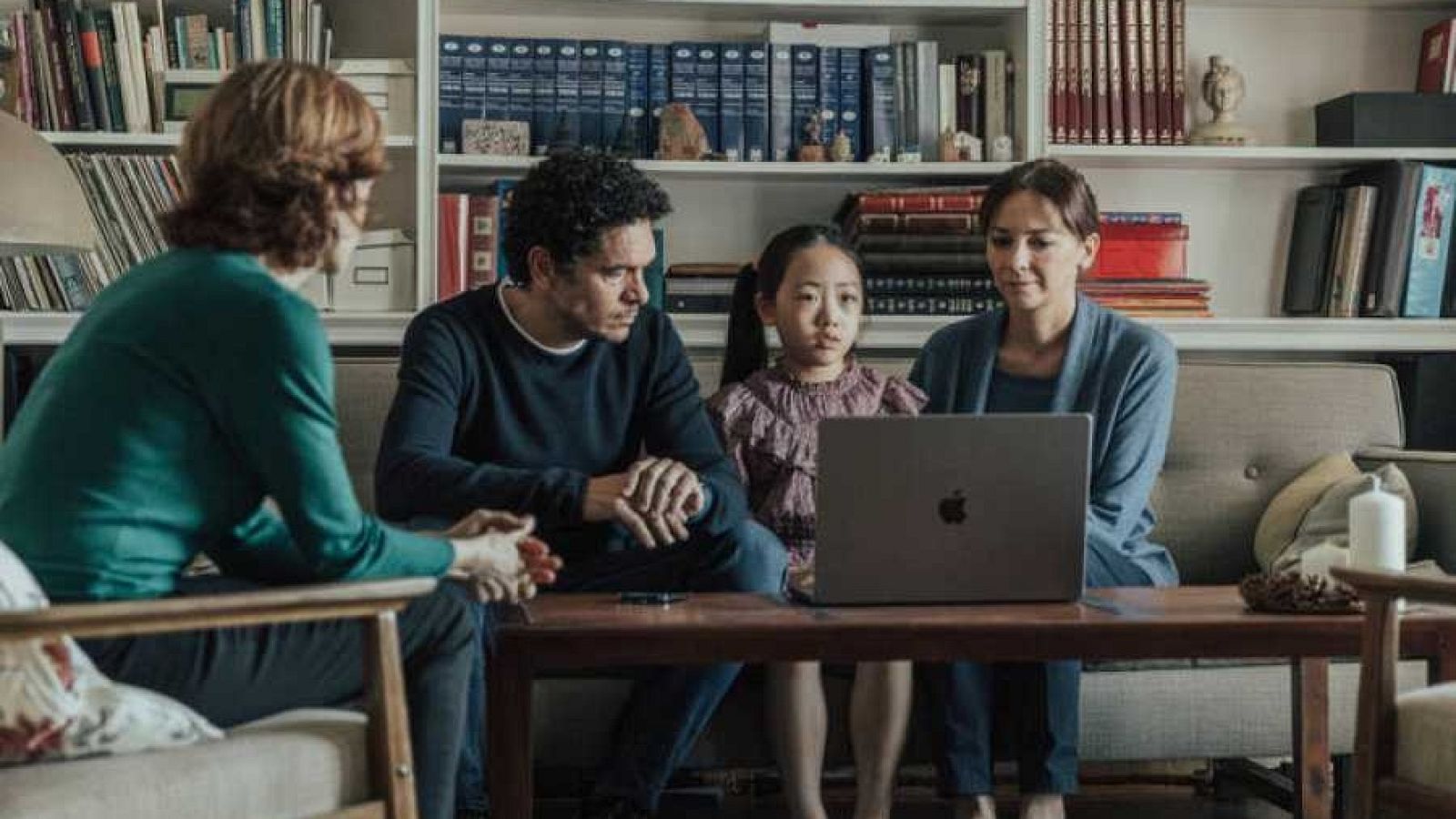 Arantxa Echevarría muestra en 'Chinas' un cine pegado a la realidad | Ver