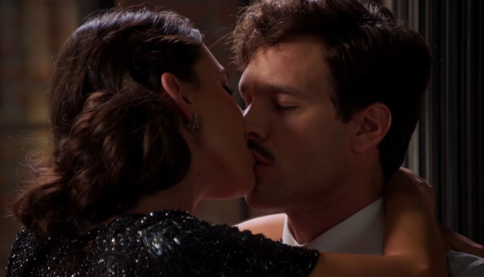 Íñigo y doña Carla recuerdan su amor a través de un beso - Salón de té La Moderna | Ver