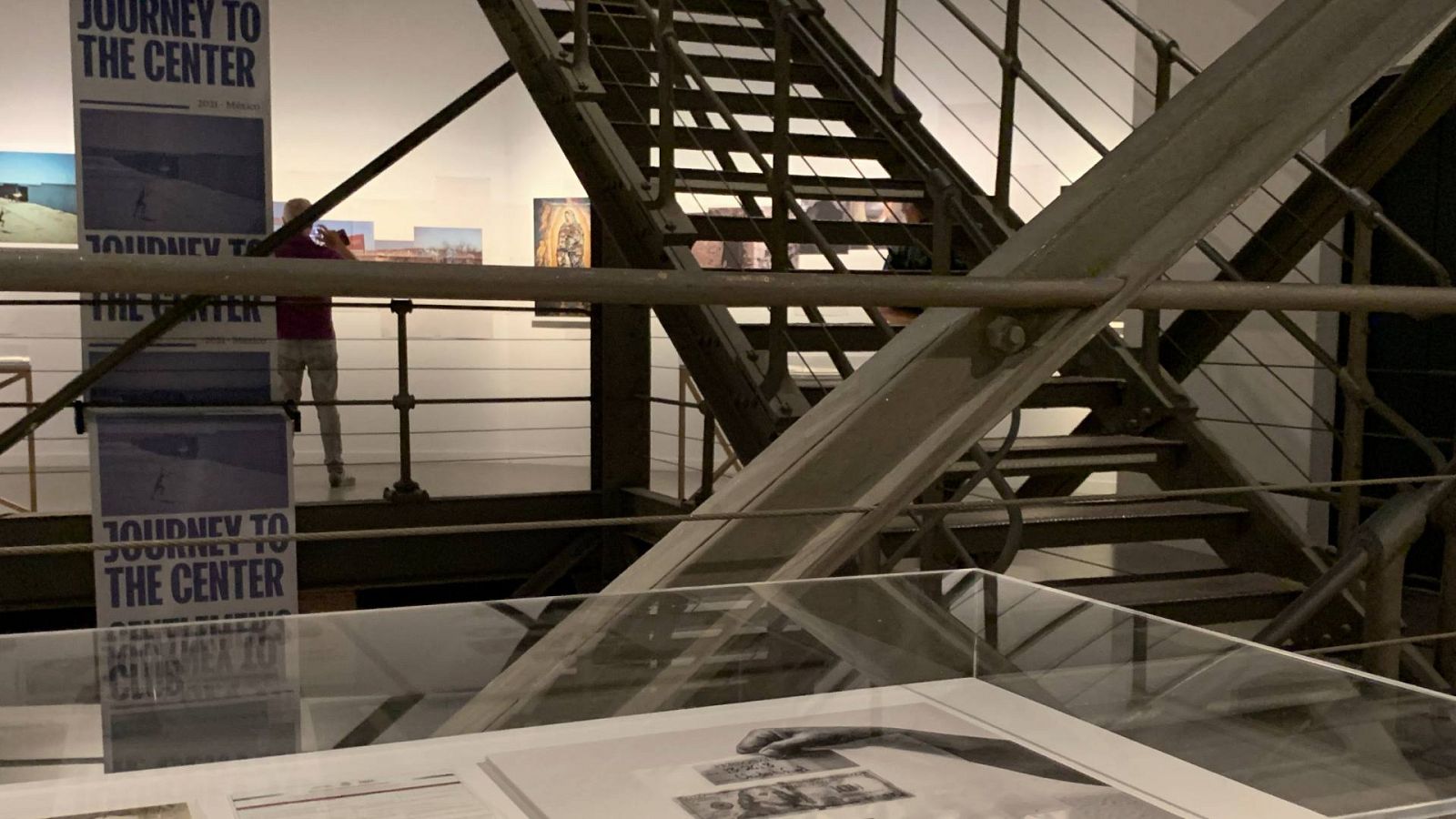 Cristina de Middel fotografía la realidad más allá del periódico en "Cartas al director"