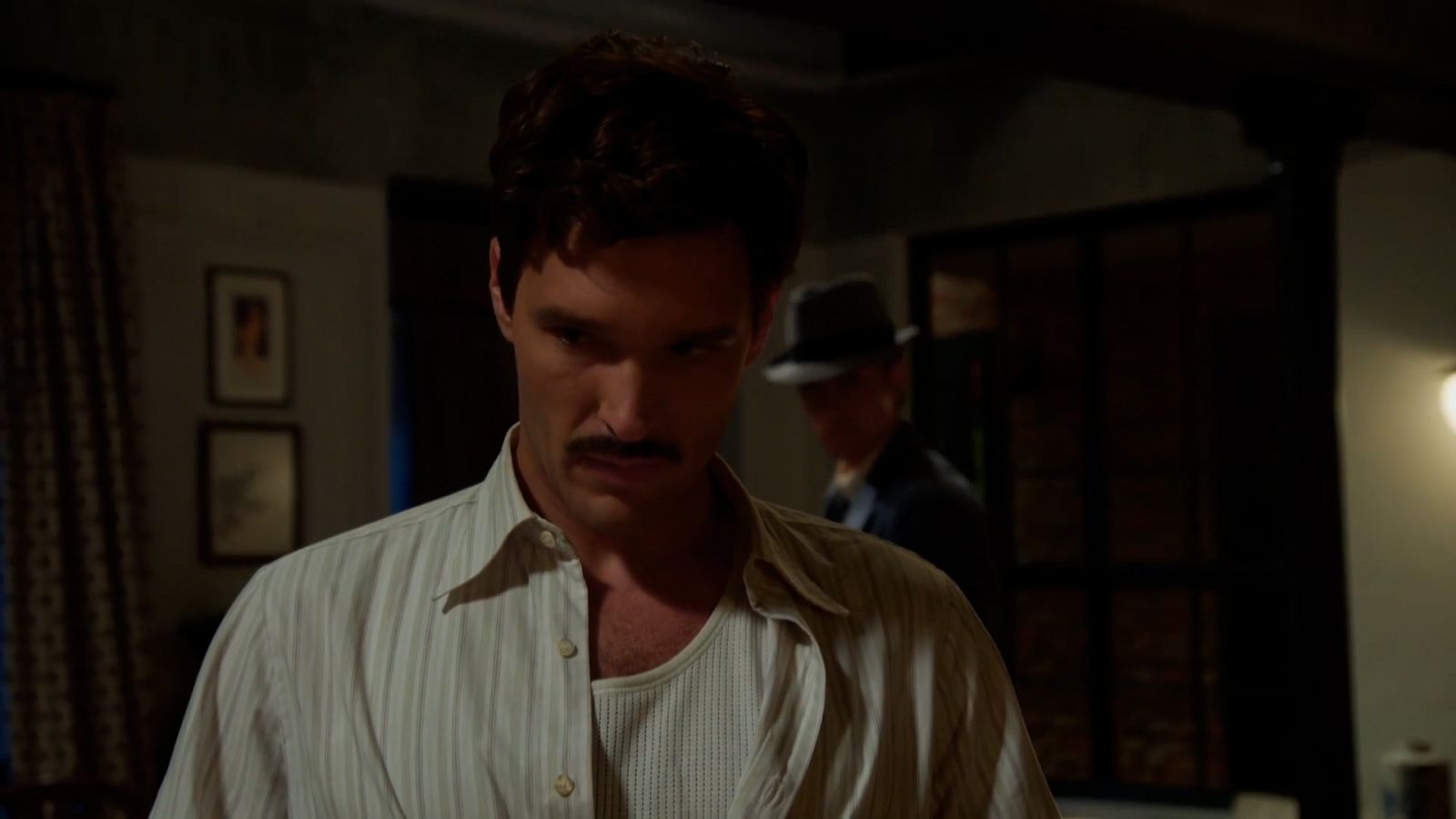 Íñigo resulta herido tras su forcejeo con el sicario - Salón de té La Moderna | Ver