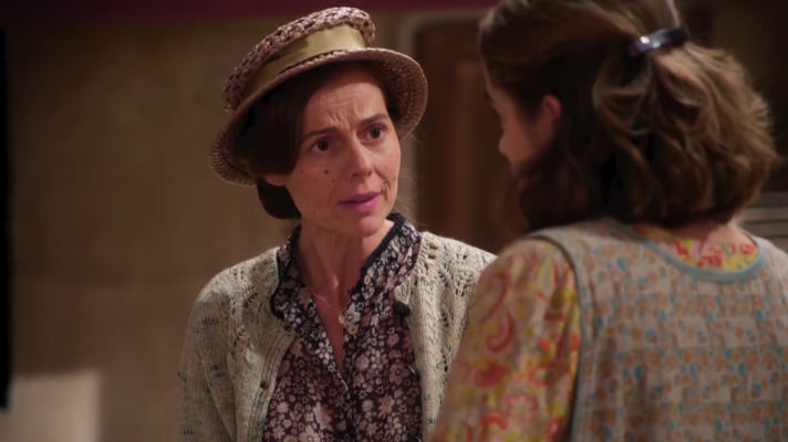 Salón de té La Moderna - Rosario regaña a Luisa por dejar los estudios