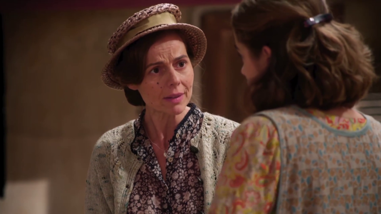 Rosario regaña a Luisa por dejar los estudios