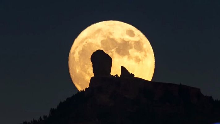 Telediario 1 - Cuatro años de trabajo para hacer la foto perfecta del Roque Nublo en Gran Canaria