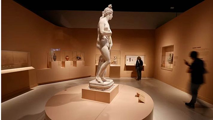 Telediario 1 - Diosas, demonias, brujas y santas: el poder femenino en las culturas se representa en 'Veneradas y temidas'