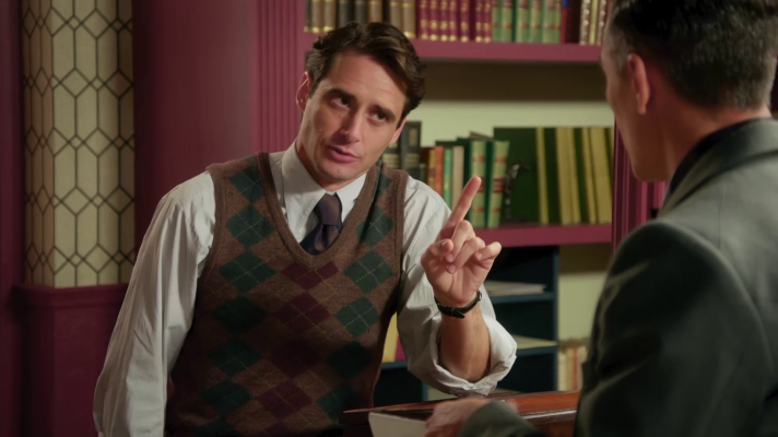 Salón de té La Moderna - Cañete le compra un libro a Trini con la ayuda de Miguel