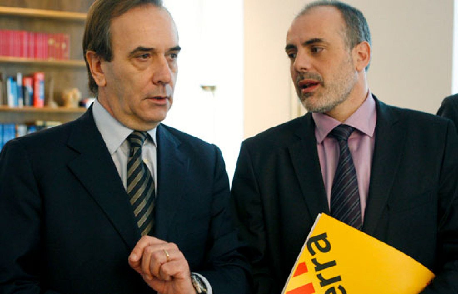 PSOE se reúne con PNV, ERC, CiU y IU para hablar del posible pacto anticrisis | Ver