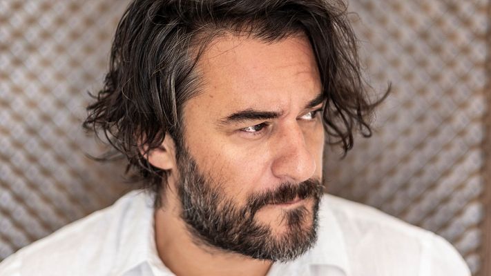 Telediario 2 - 'Mirafiori', una novela de amor y desamor en Galicia con el humor como hilo conductor