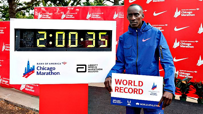 Atletismo - Kelvin Kiptum cruza la línea de meta y bate en Chicago el récord del mundo de Maratón
