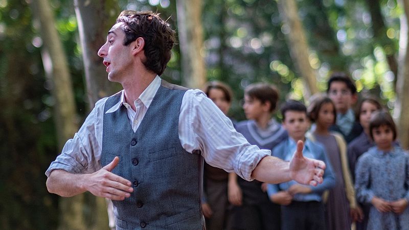 Tráiler de 'El maestro que prometió el mar', con Enric Auquer y Laia Costa - Somos cine | Ver