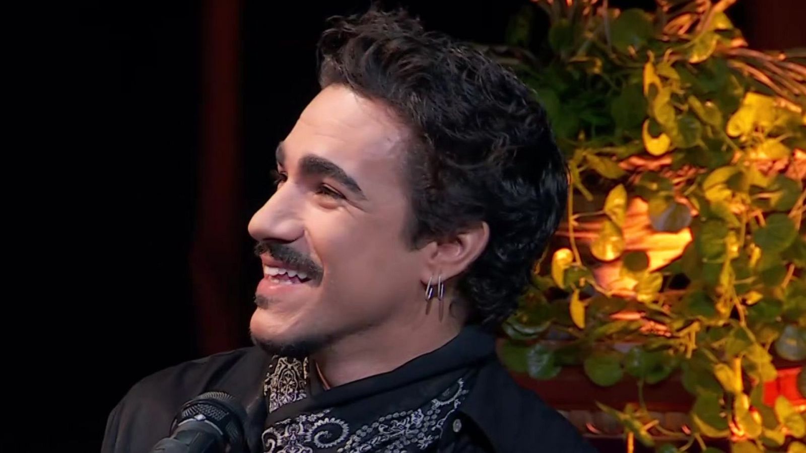 El cantante y compositor, Gonzalo Hermida, toca en directo al piano la canción de cabecera de 'La Promesa' - Ver ahora