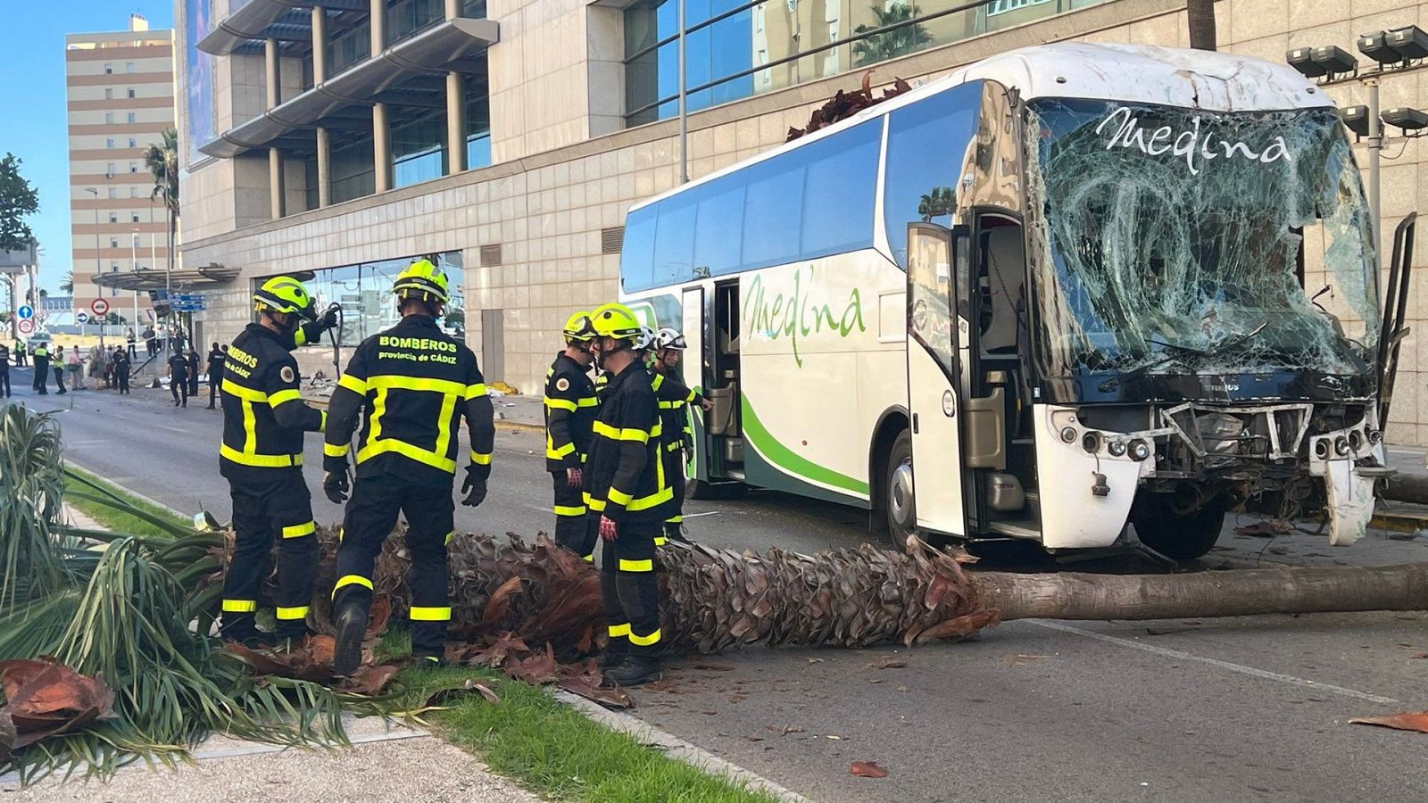 La pérdida de los frenos del autobús, la posible causa del accidente en Cádiz que dejó tres muertos