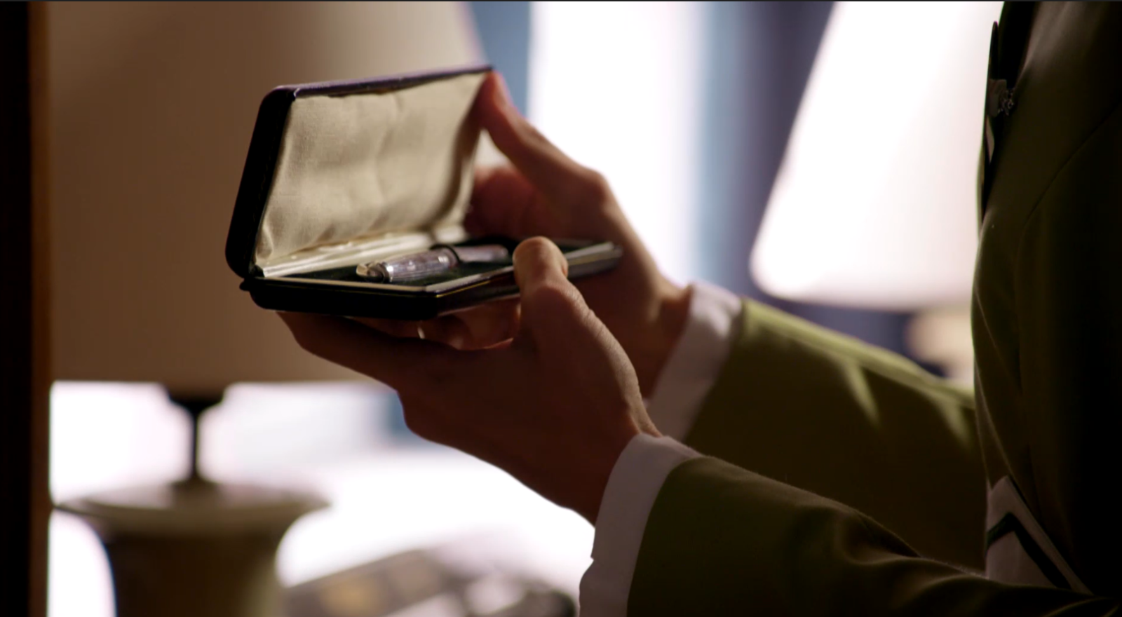 Marta roba la estilográfica de don Fermín en La Moderna - Salón de té La Moderna | Ver