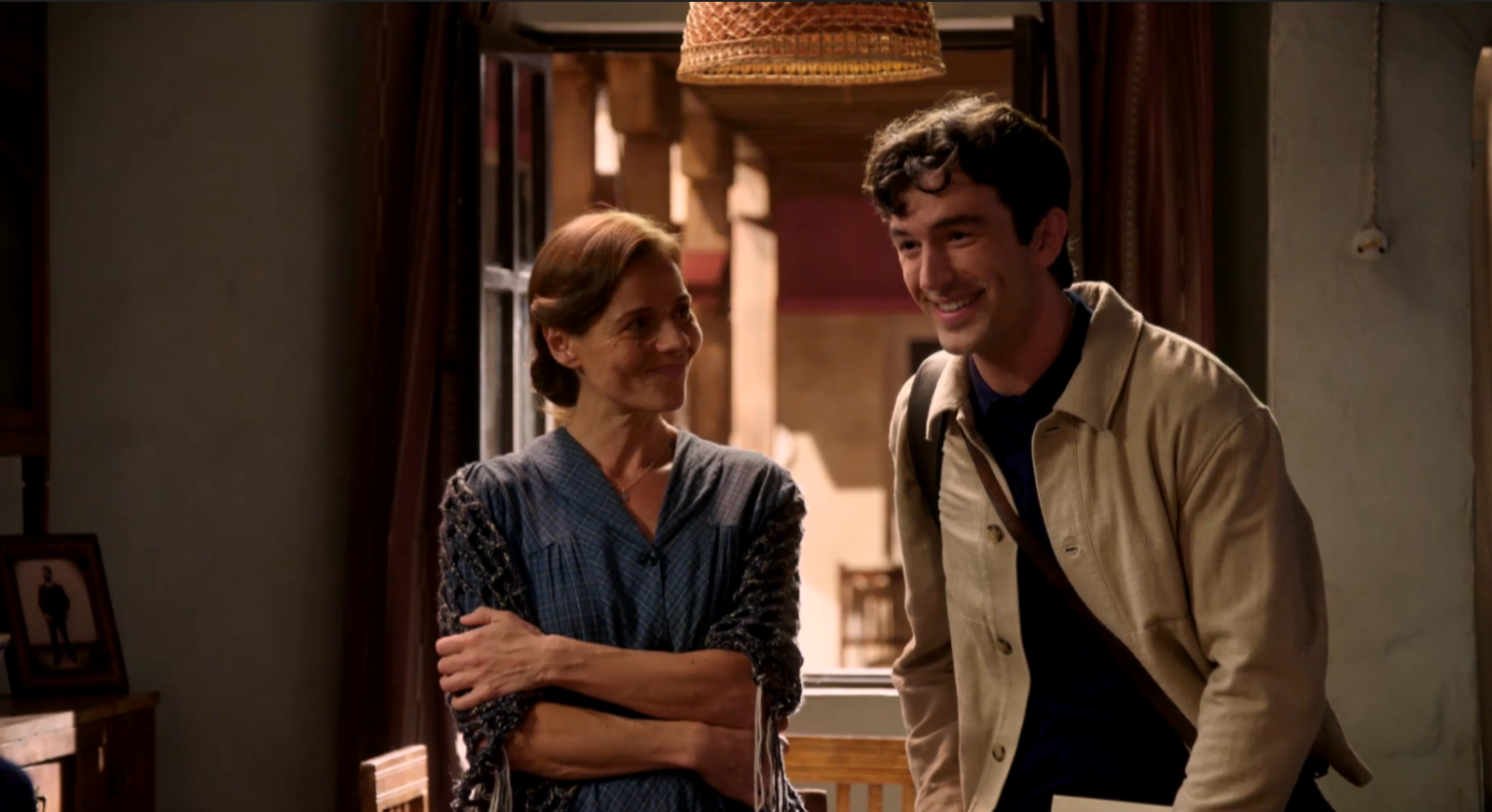 Manuel llega a la corrala para instalarse en el piso de Matilde - Salón de té La Moderna | Ver