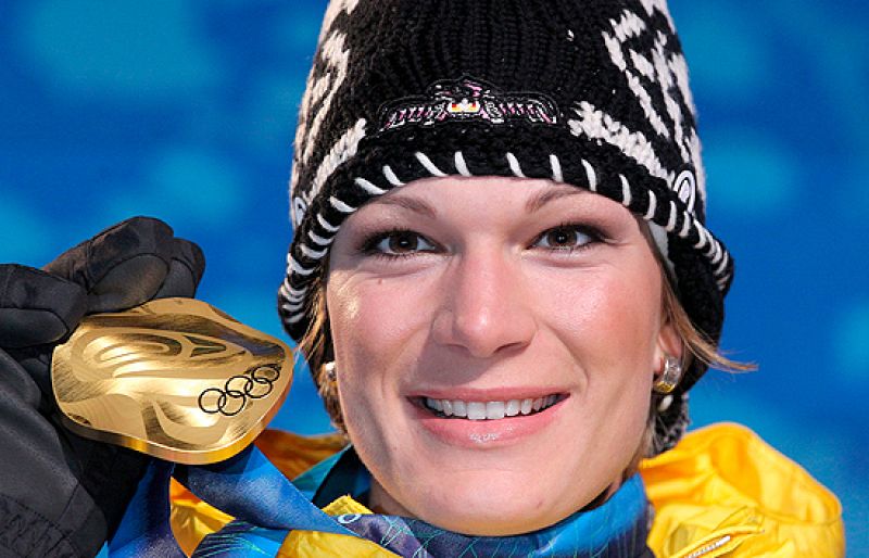 La esquiadora alemana Maria Riesch consiguió adjudicarse la  medalla de oro en la Supercombinada femenina en los Juegos Olímpicos  de Invierno, tras aprovecharse de una caída de la principal  favorita de la prueba, la estadounidense Lindsey Vonn.