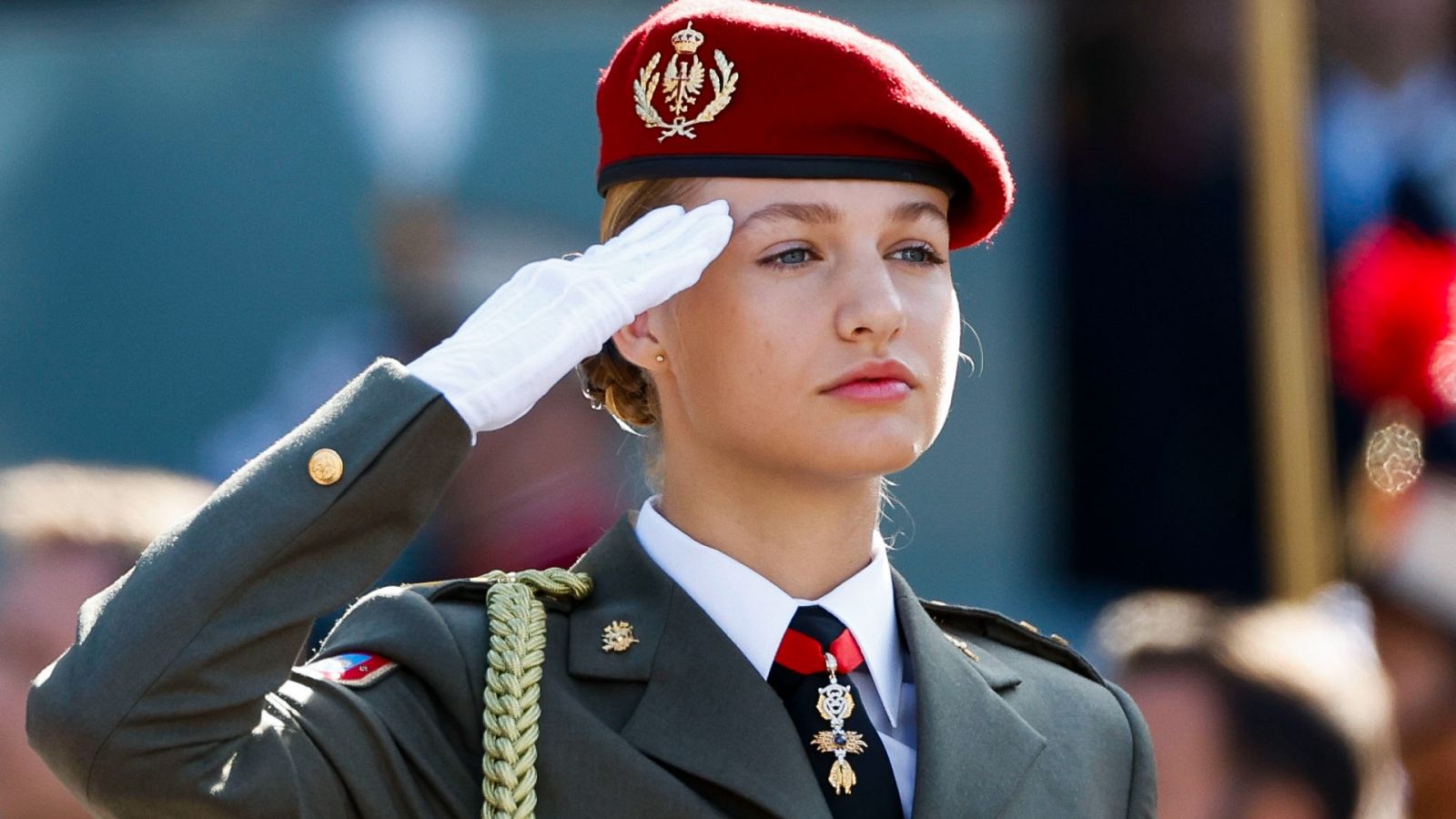 La princesa Leonor vive su primer desfile como militar y su primera recepción junto a los reyes
