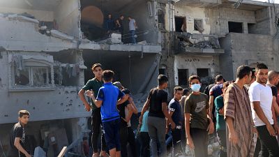 Voluntarios buscan a supervivientes en los escombros de los edificios de Gaza entre bombardeo y bombardeo de Israel