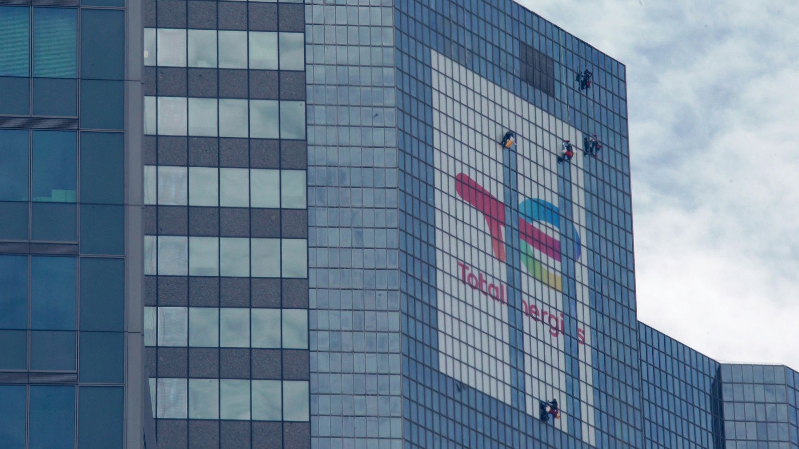 Documentos TV - El lavado de cara ecológico de "Total" - Ver ahora